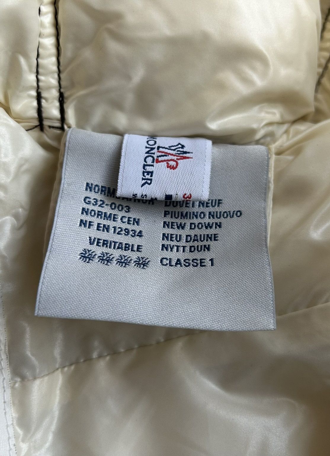 Moncler quincy hooded puffer jacket with badge
