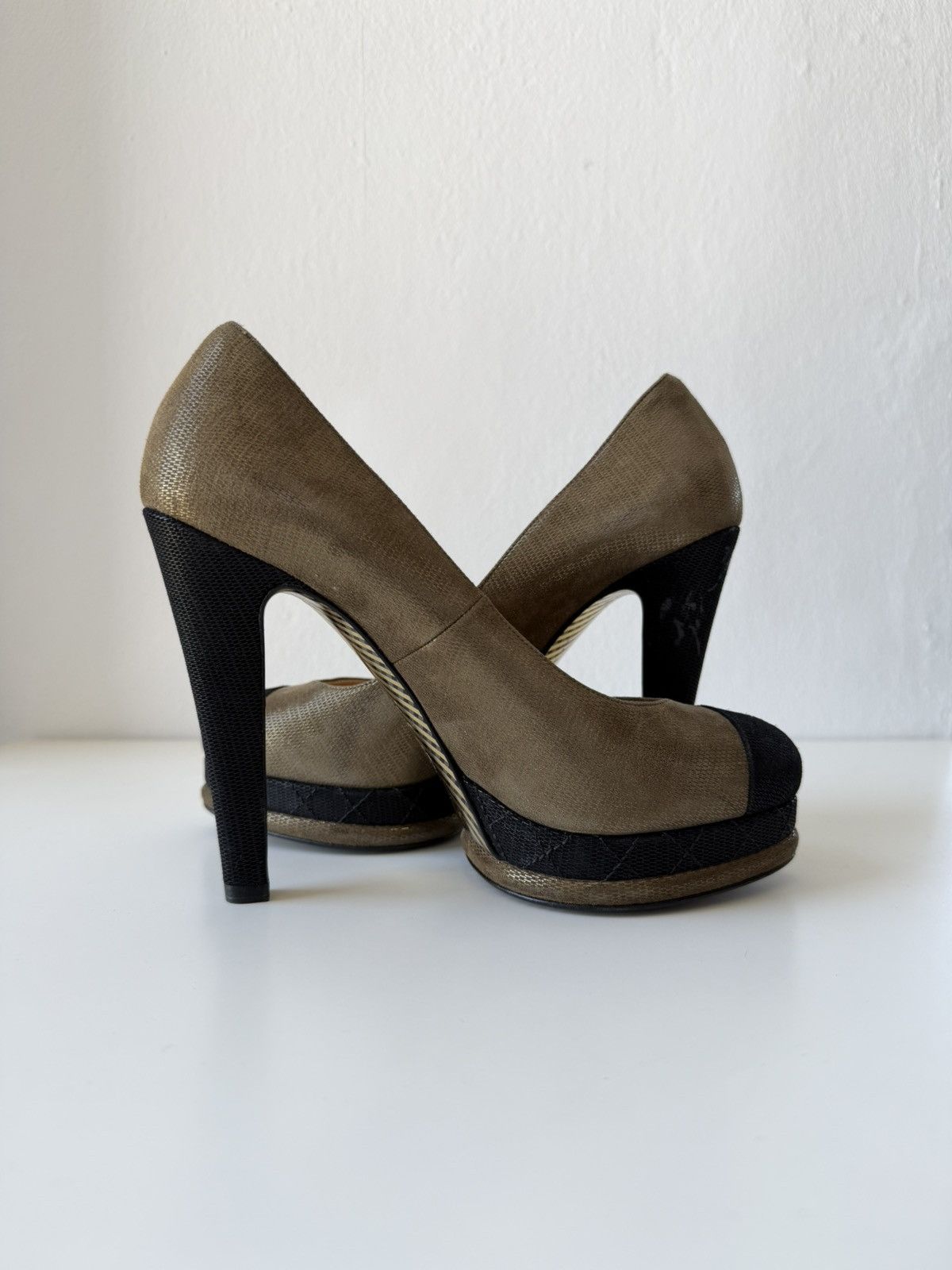Chanel CC logo metallic brush leather pumps