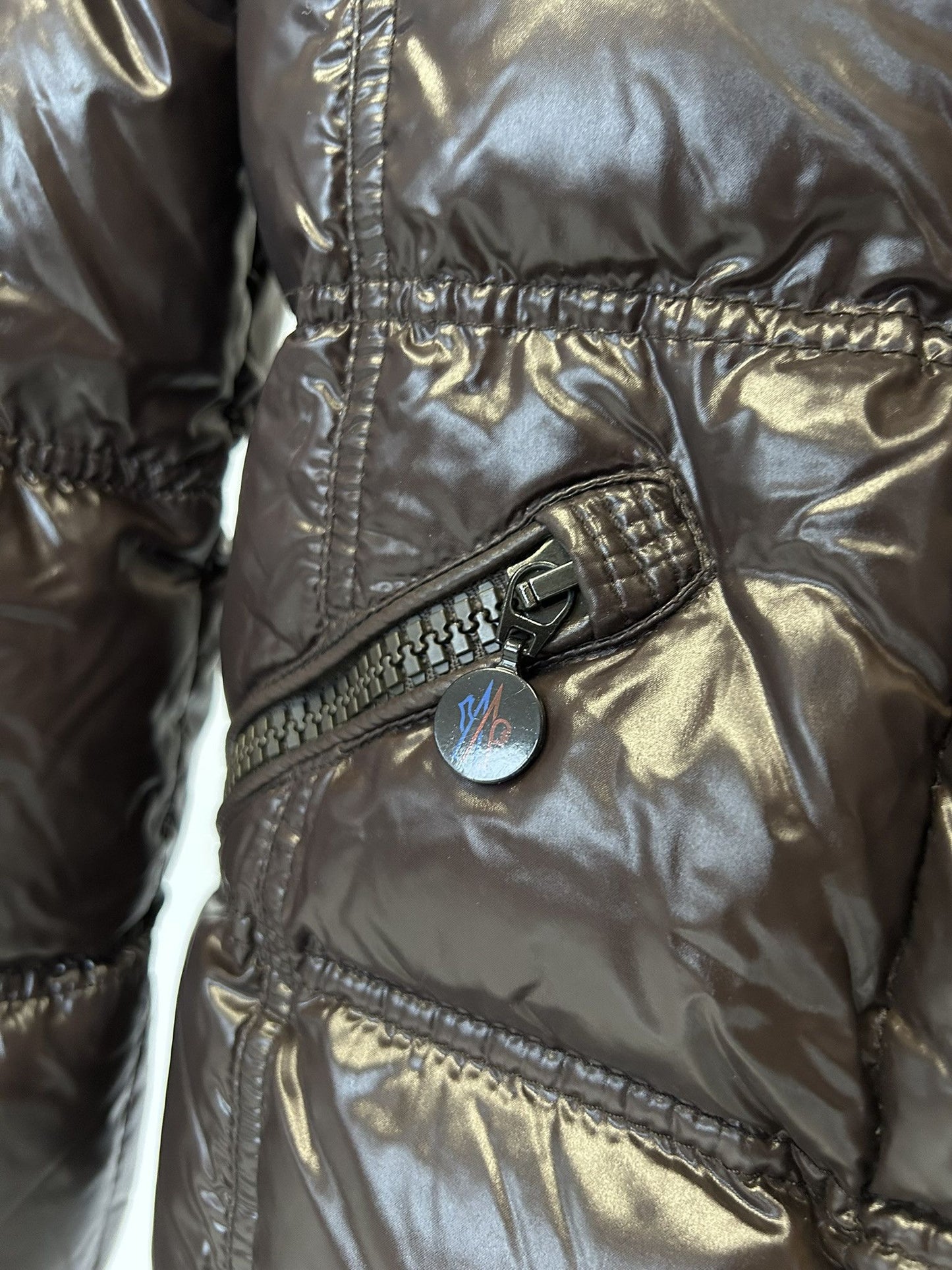 Moncler quincy hooded puffer jacket with badge