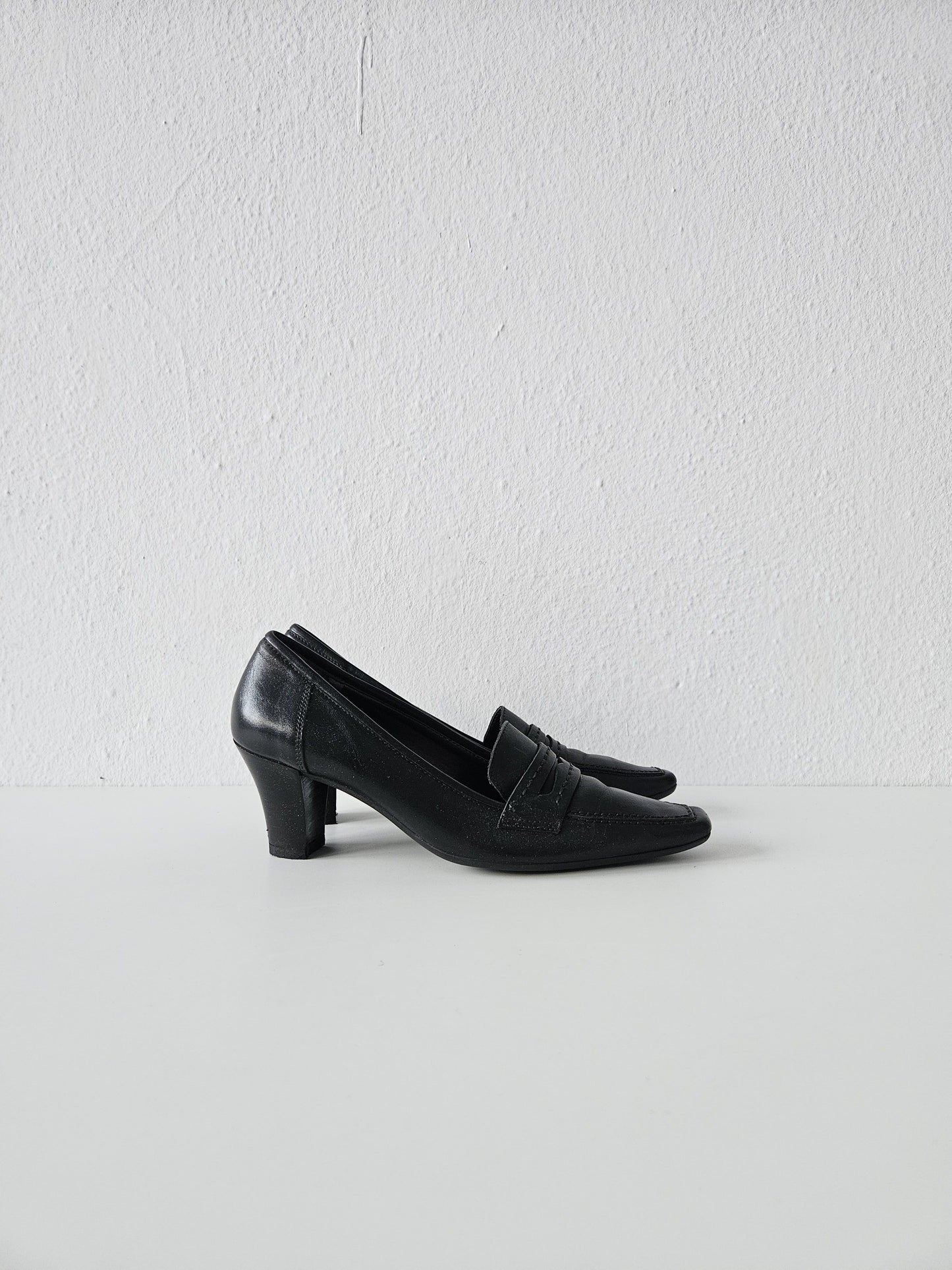 Vintage long toe leather heels