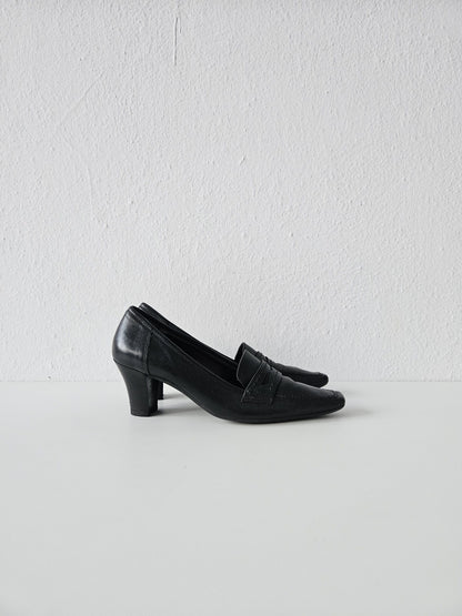 Vintage long toe leather heels
