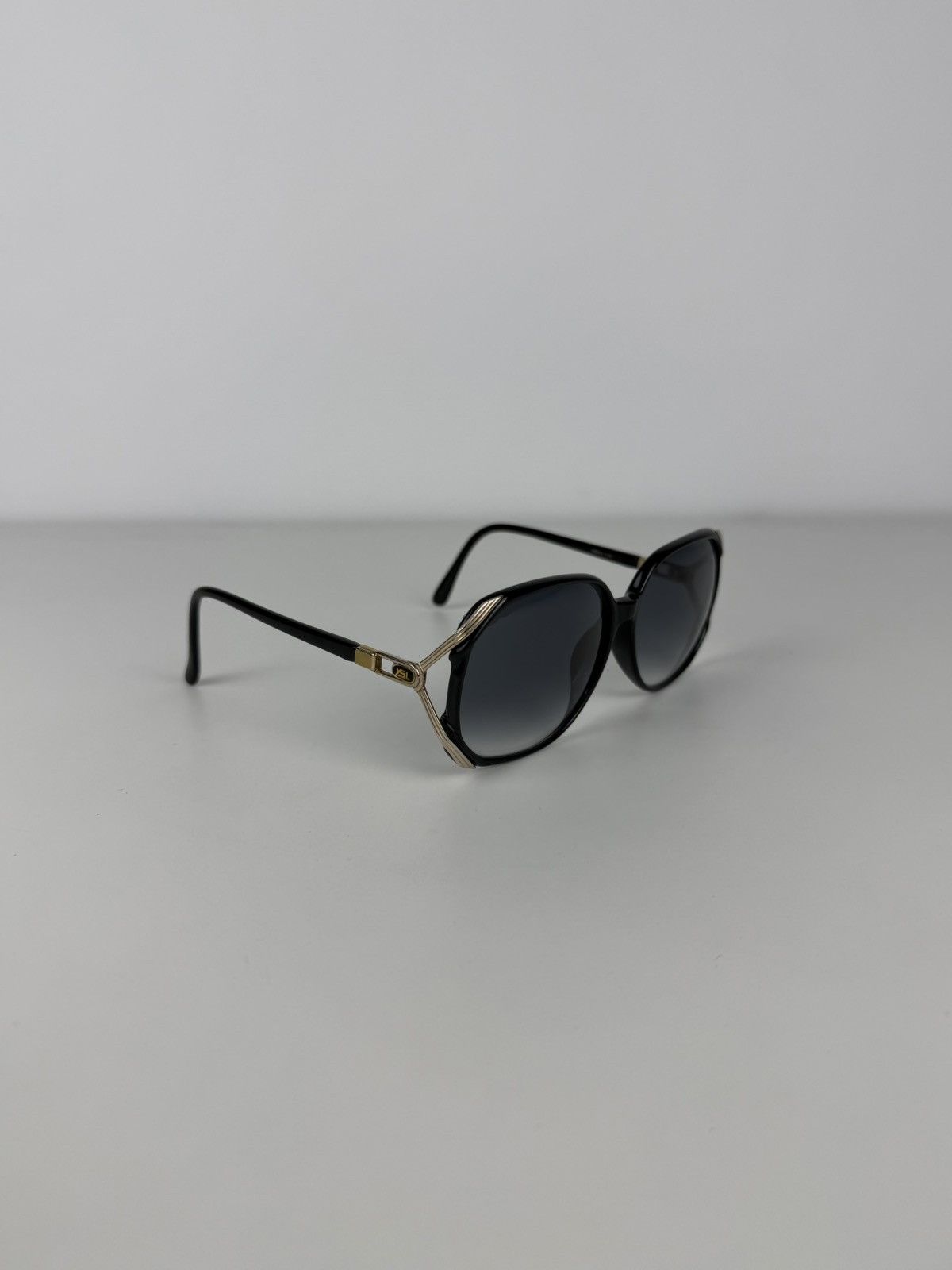 Vintage 80s Yves Saint Laurent 30-8521 oversized sunglasses