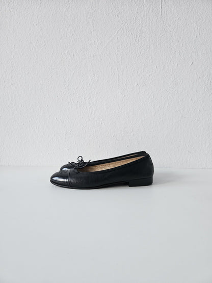 Vintage Chanel ribbon CC logo ballet flats