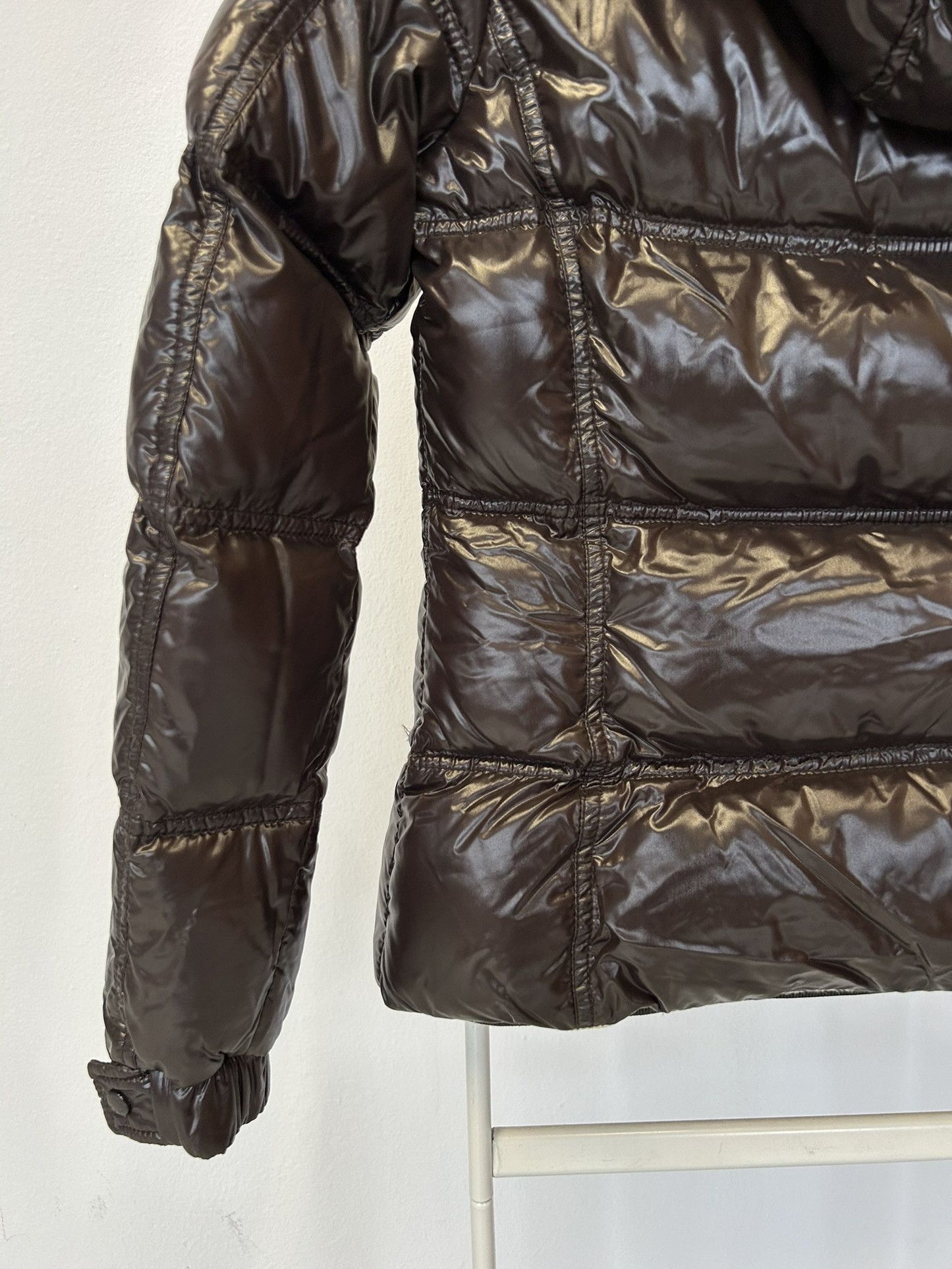 Moncler quincy hooded puffer jacket with badge
