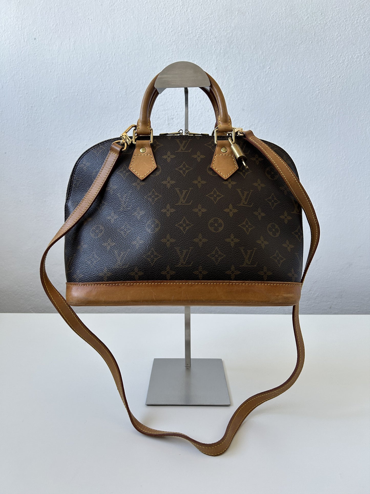 Vintage Louis Vuitton Alma monogram handbag