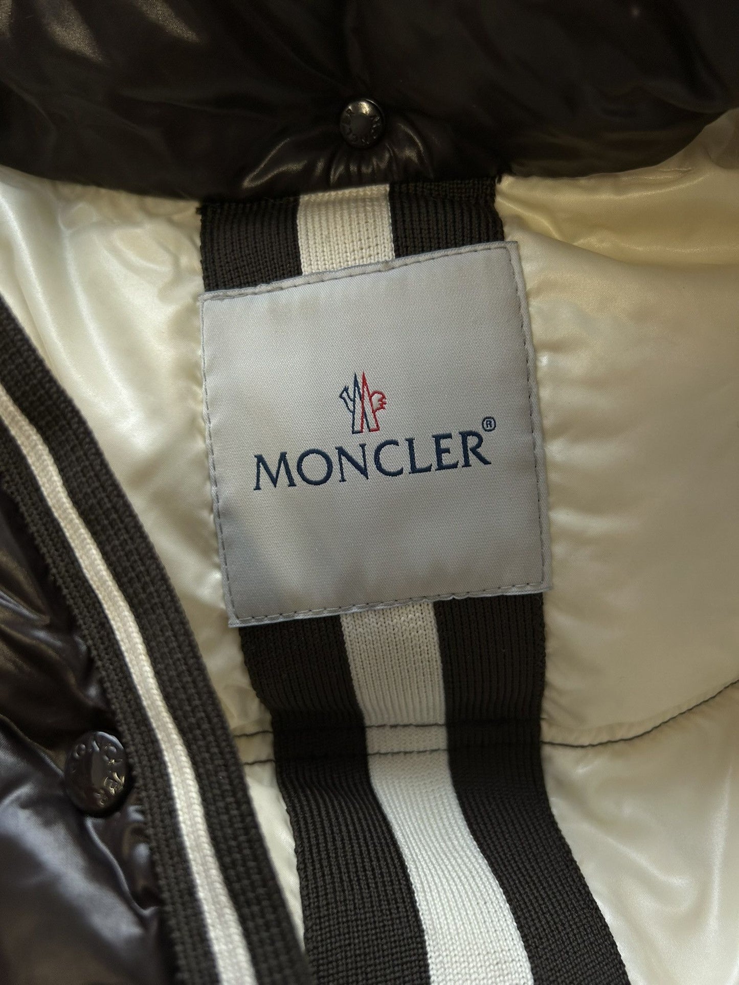 Moncler quincy hooded puffer jacket with badge
