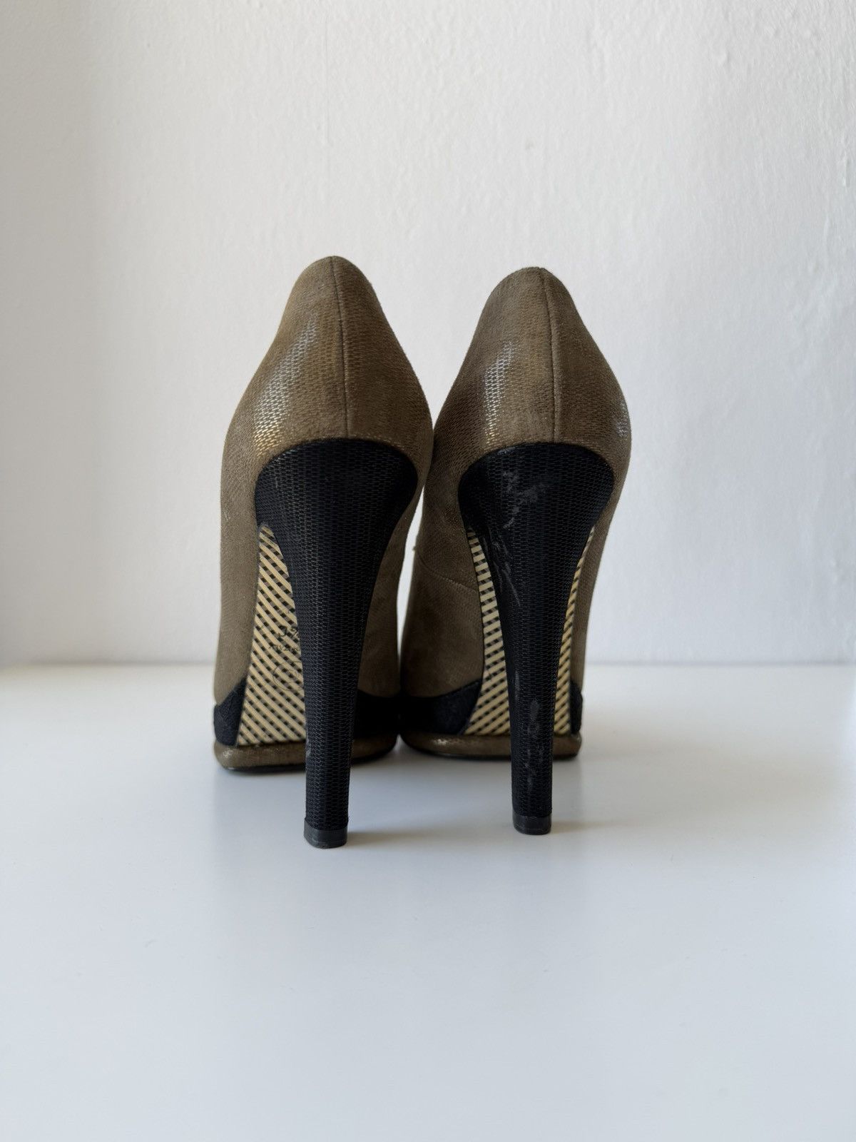 Chanel CC logo metallic brush leather pumps