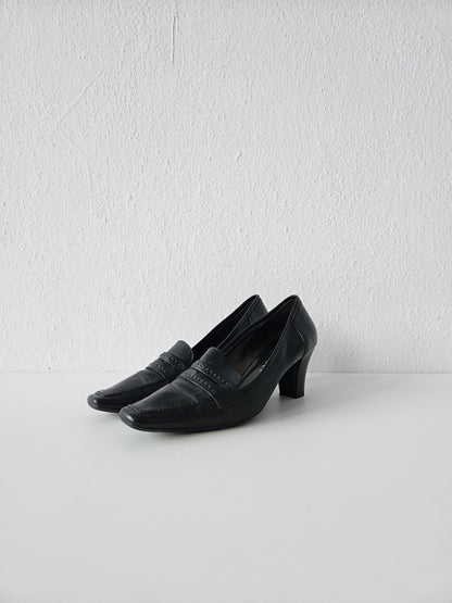 Vintage long toe leather heels