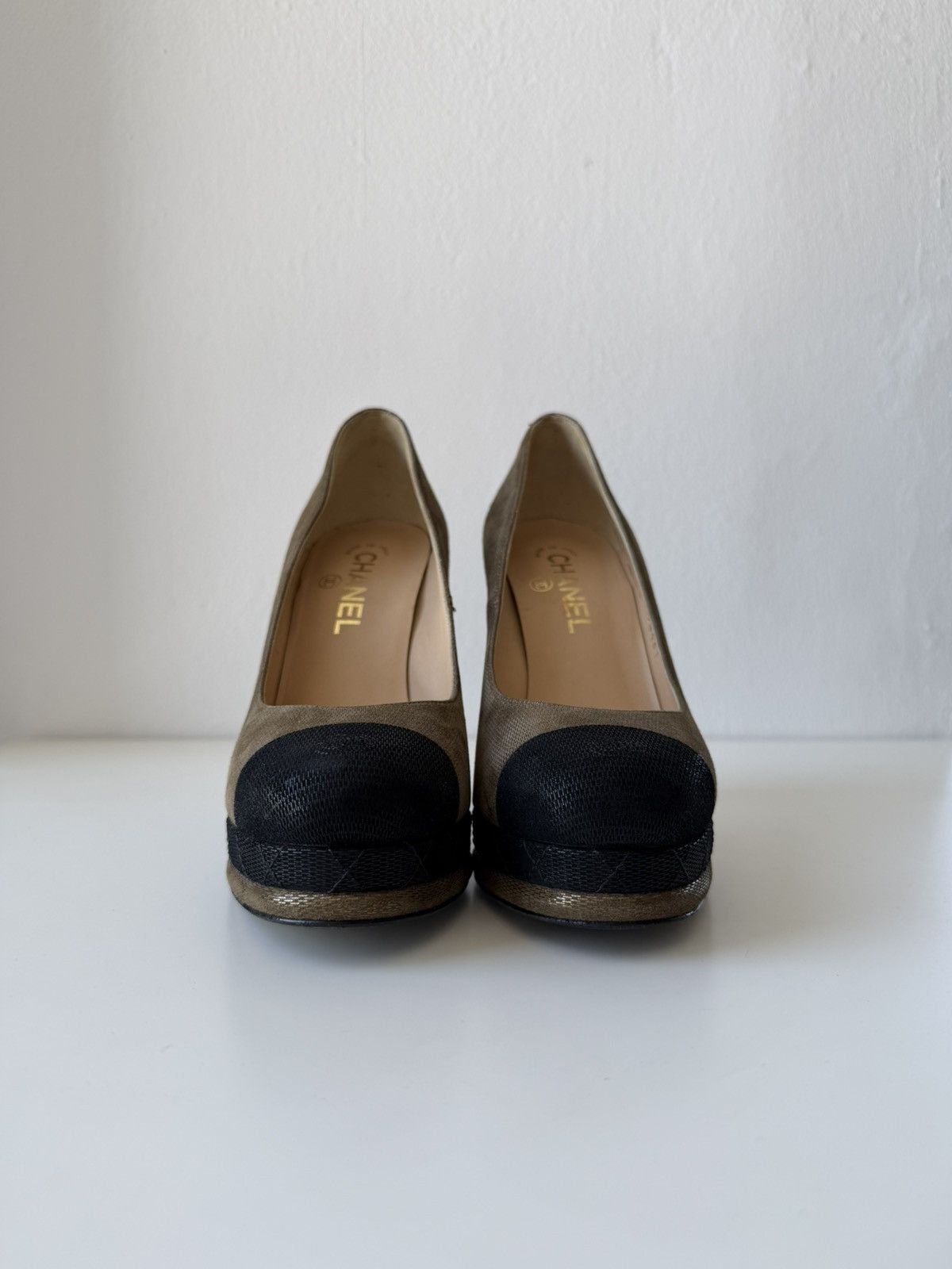 Chanel CC logo metallic brush leather pumps