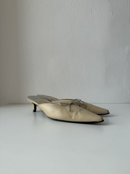 Vintage Chanel pointed toe bow kitten heels