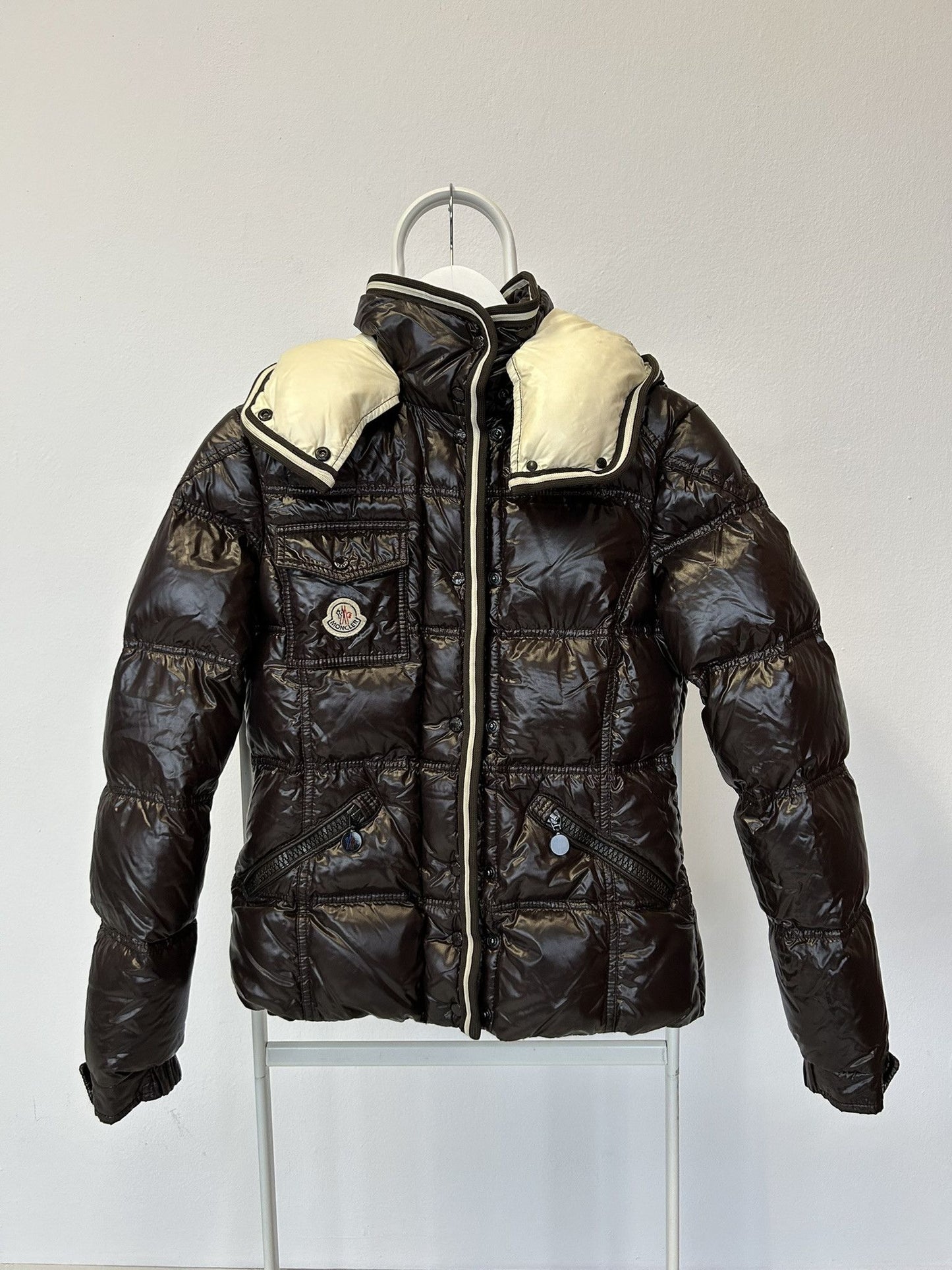 Moncler quincy hooded puffer jacket with badge