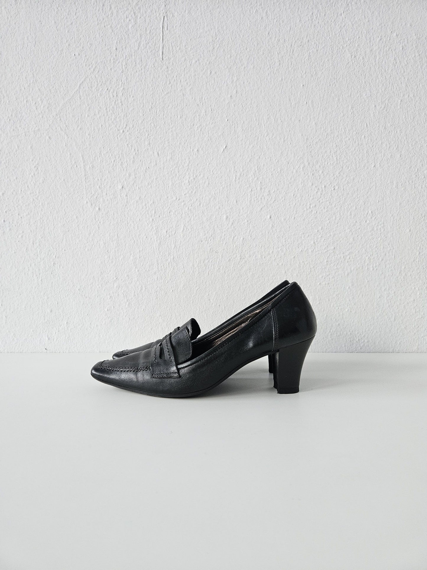 Vintage long toe leather heels