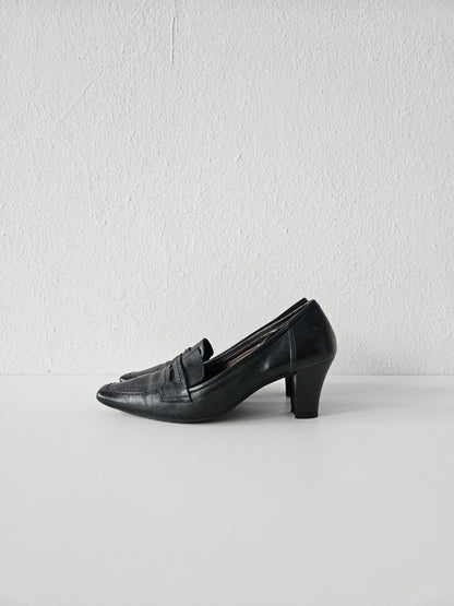 Vintage long toe leather heels