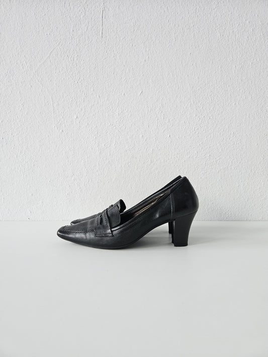 Vintage long toe leather heels