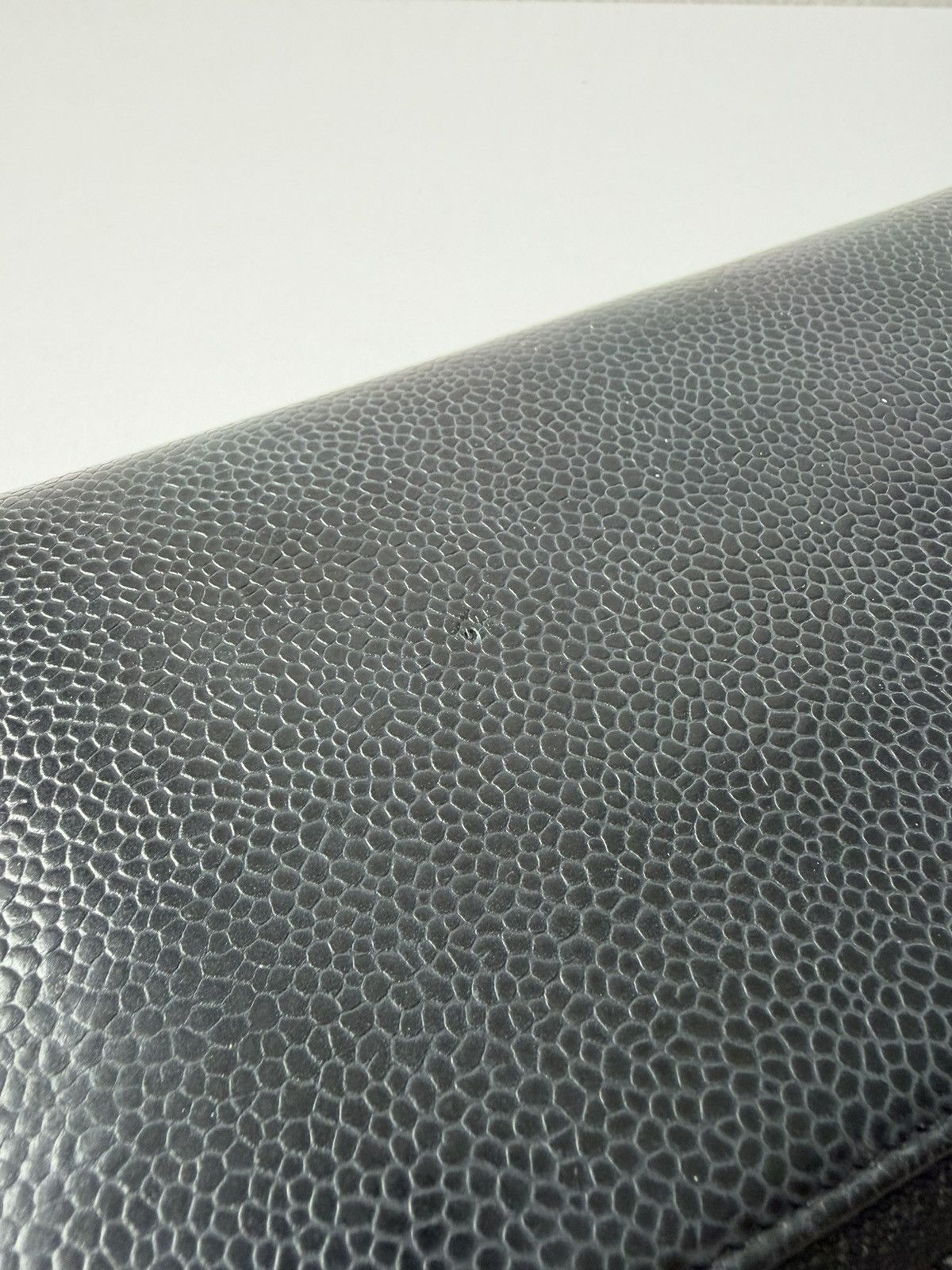 2011-2012 Chanel caviar leather CC logo zip wallet