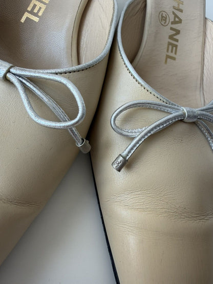 Vintage Chanel pointed toe bow kitten heels