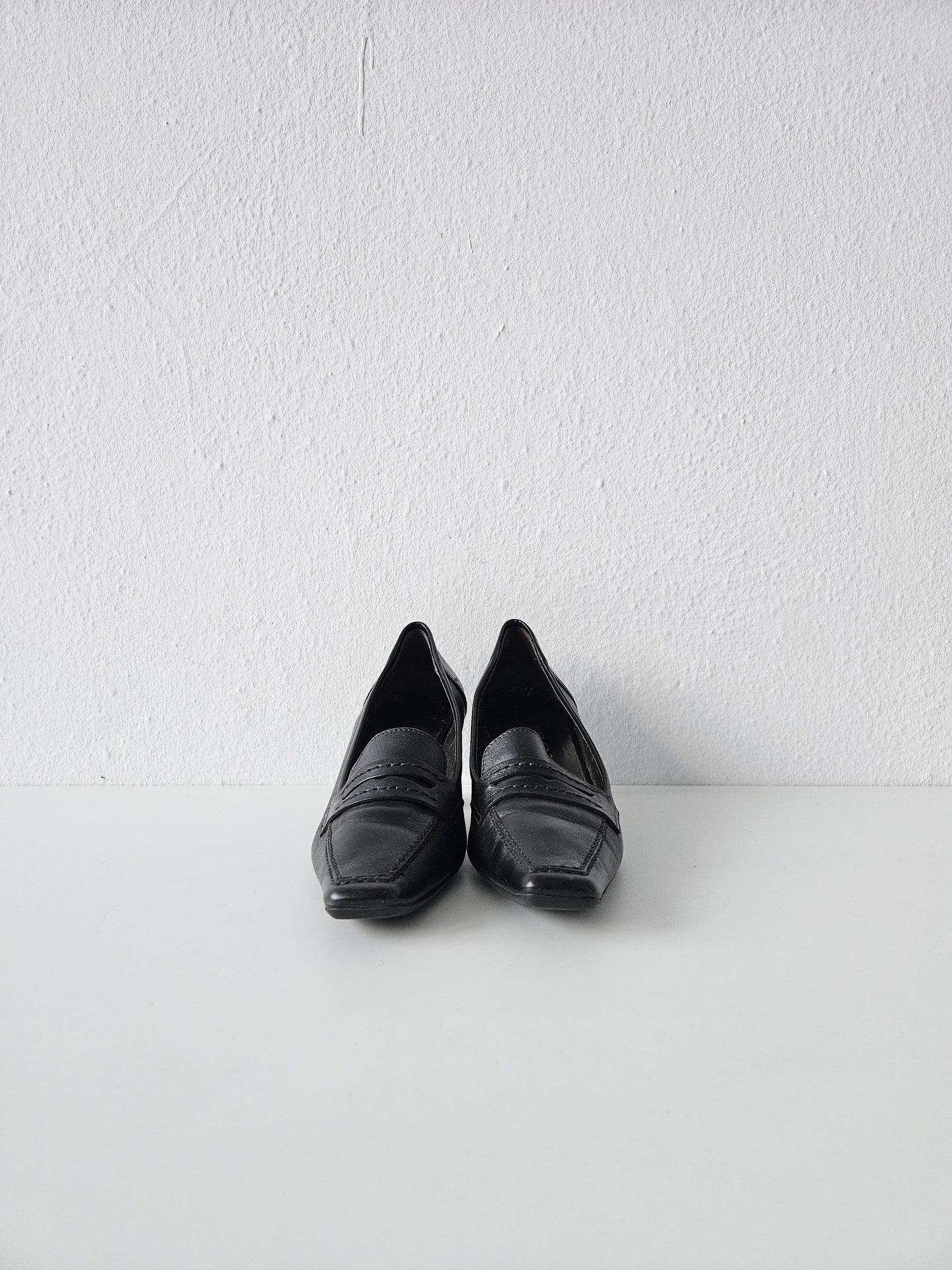 Vintage long toe leather heels