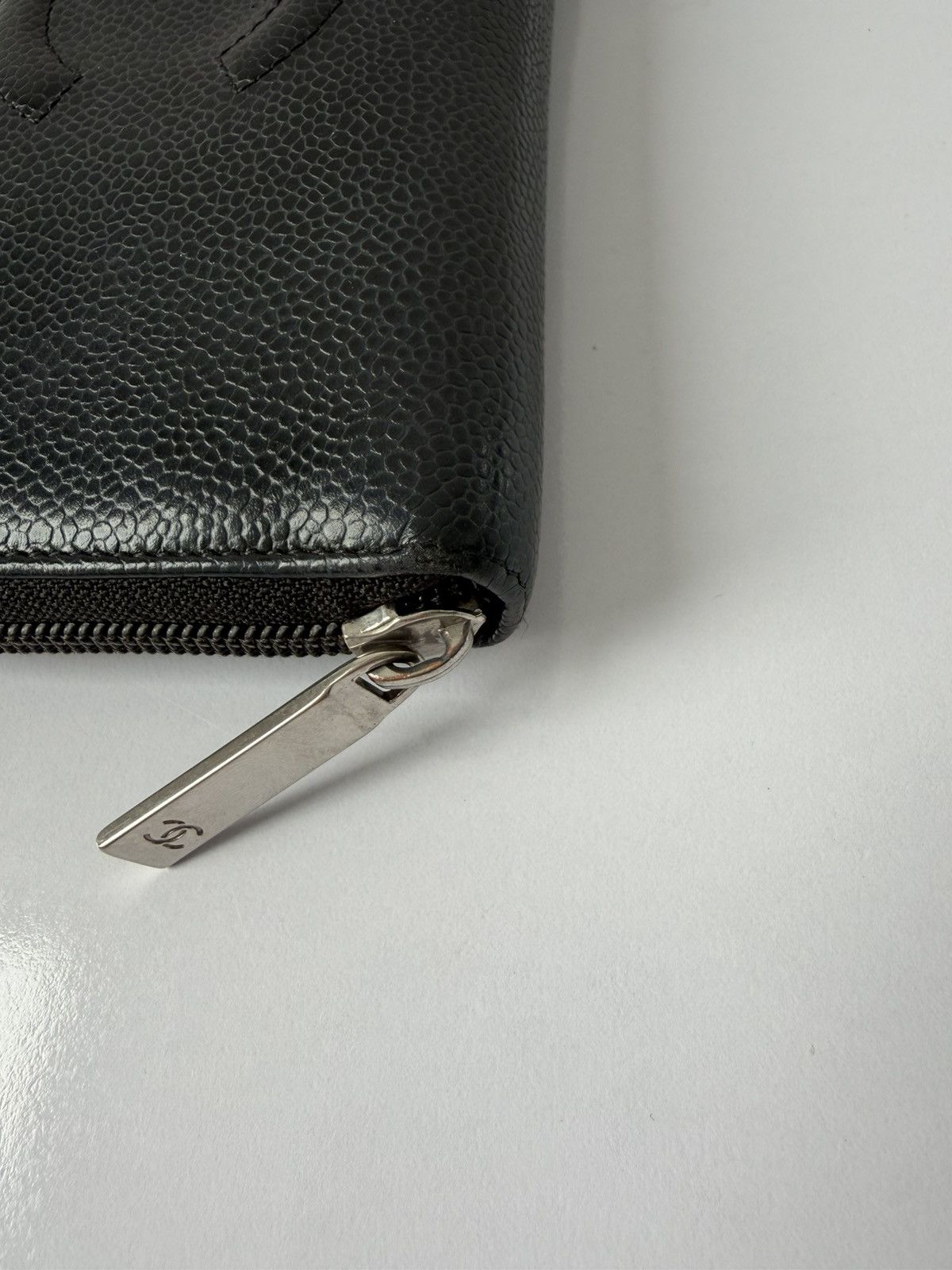 2011-2012 Chanel caviar leather CC logo zip wallet