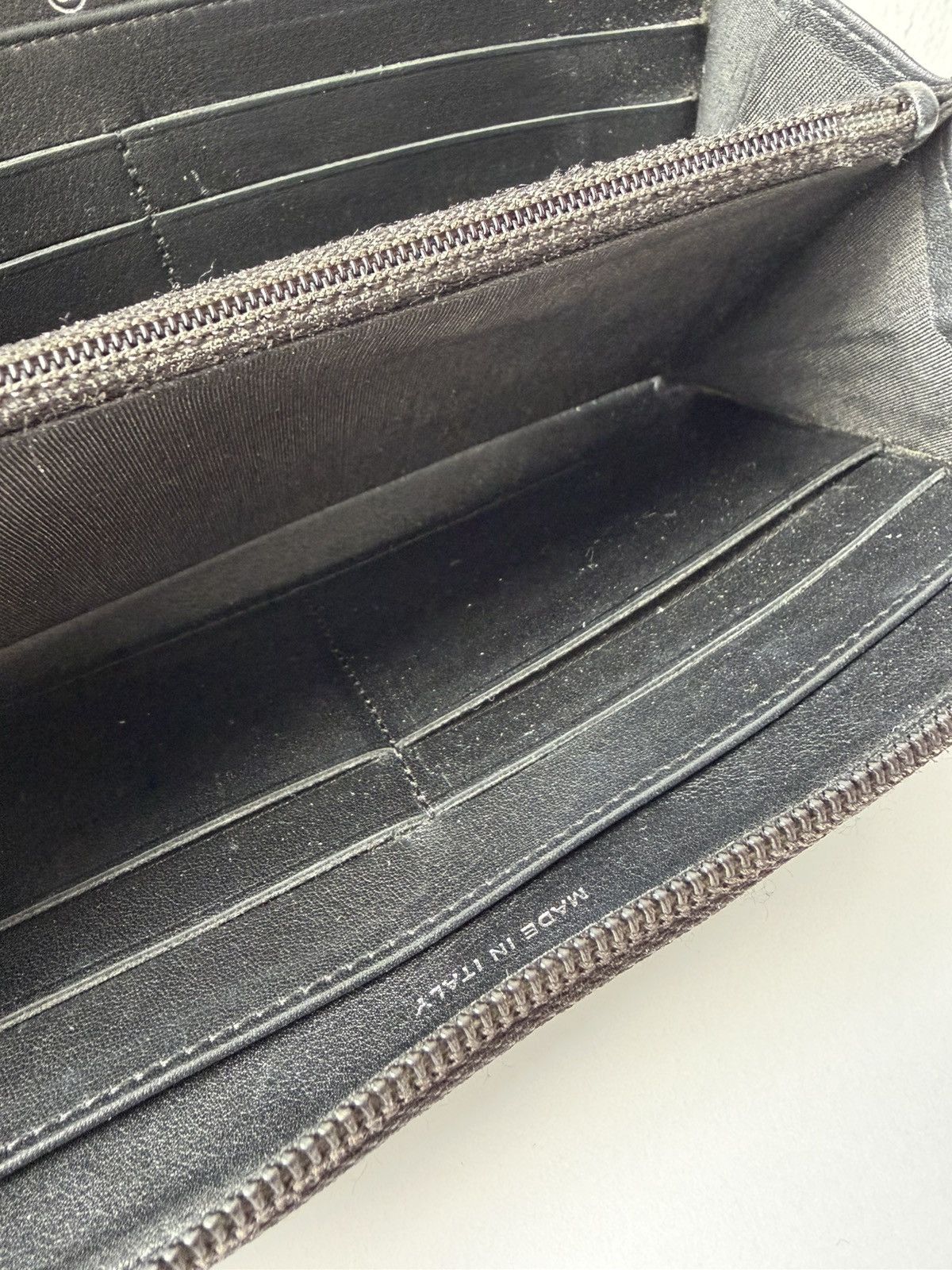 2011-2012 Chanel caviar leather CC logo zip wallet