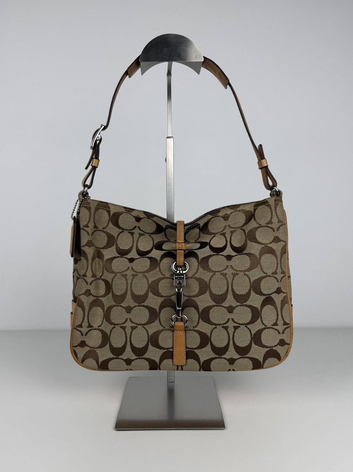 Coach hamptons leather and canvas clasp shoulder bag