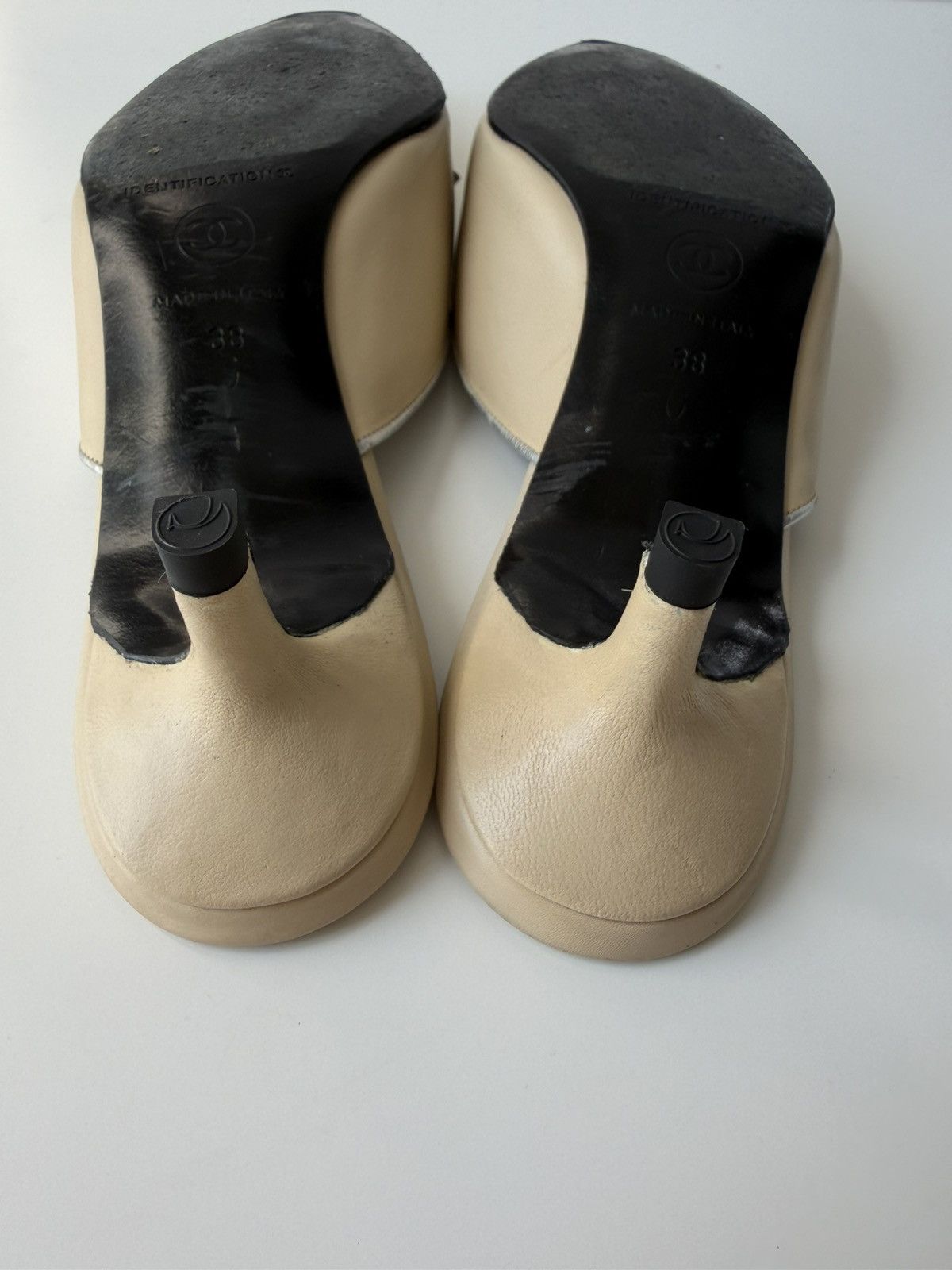 Vintage Chanel pointed toe bow kitten heels