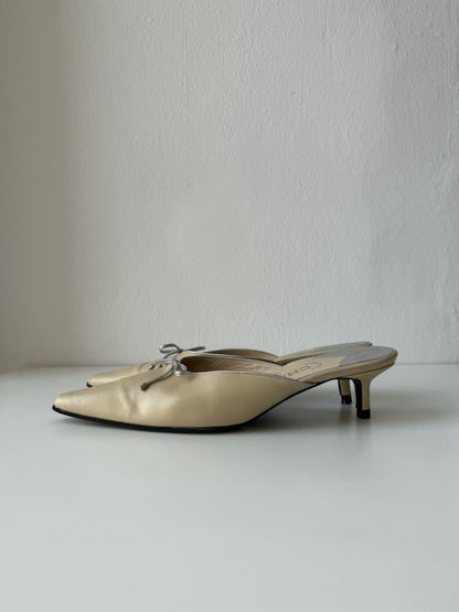 Vintage Chanel pointed toe bow kitten heels