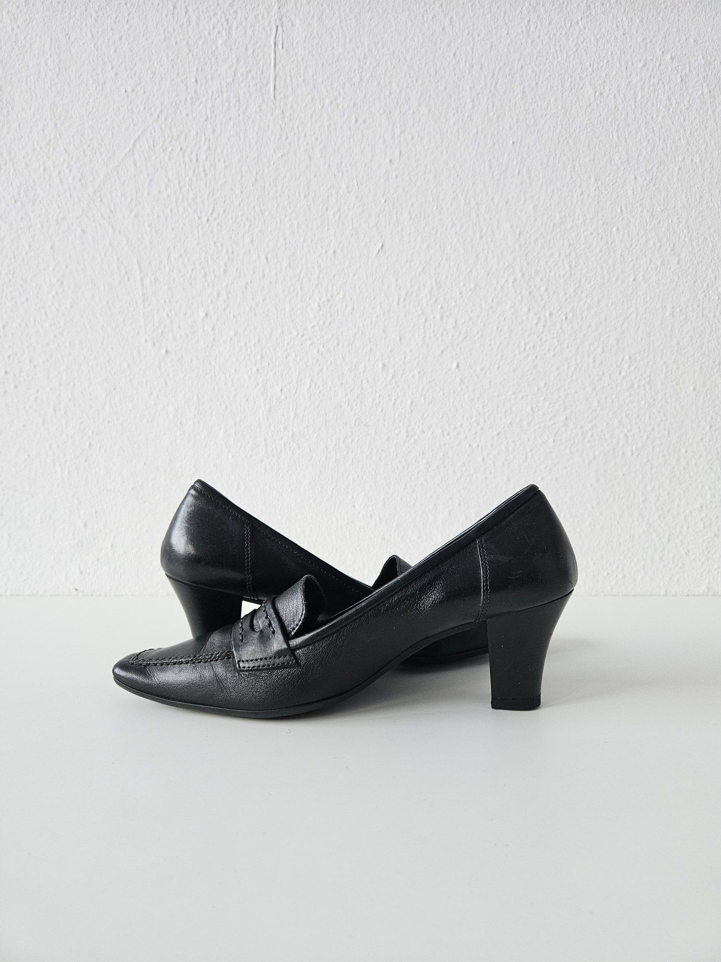 Vintage long toe leather heels