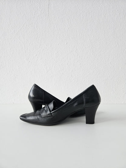 Vintage long toe leather heels