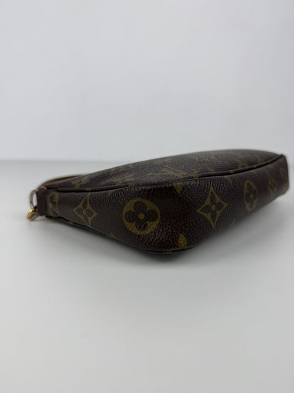 Louis Vuitton monogram pochette accessoires