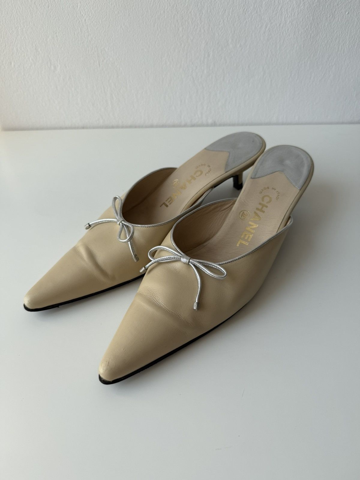 Vintage Chanel pointed toe bow kitten heels