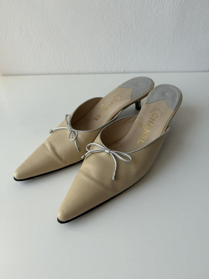 Vintage Chanel pointed toe bow kitten heels