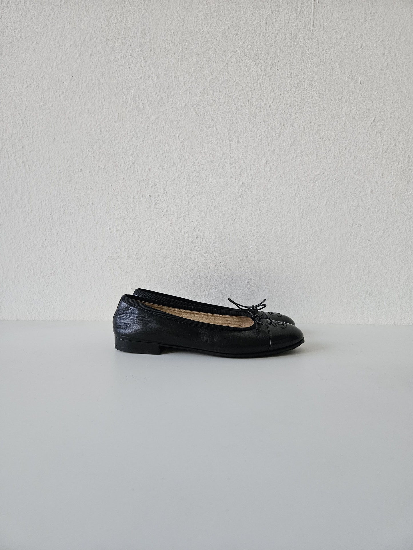 Vintage Chanel ribbon CC logo ballet flats