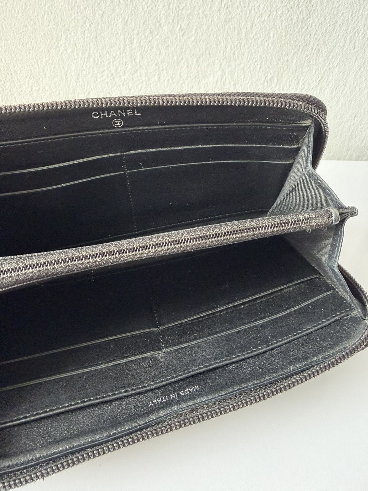 2011-2012 Chanel caviar leather CC logo zip wallet