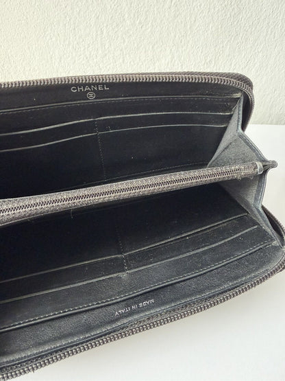 2011-2012 Chanel caviar leather CC logo zip wallet