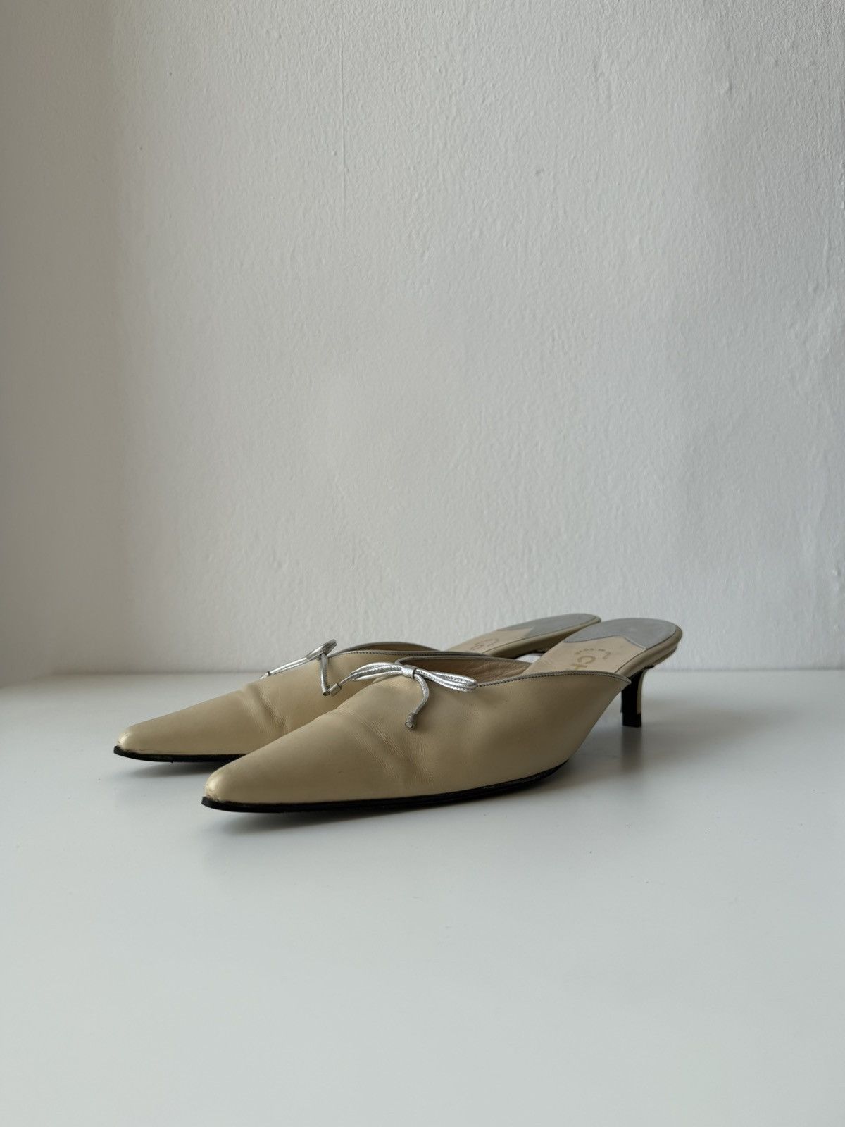 Vintage Chanel pointed toe bow kitten heels