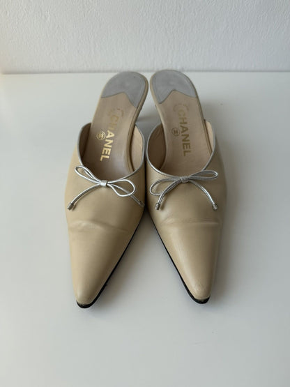 Vintage Chanel pointed toe bow kitten heels