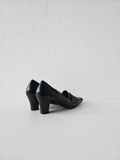 Vintage long toe leather heels