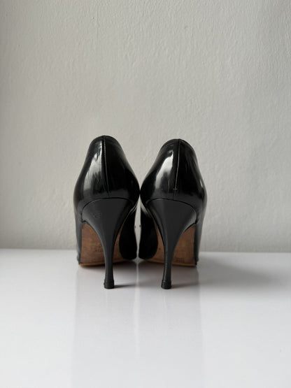 Vintage Gucci horsebit pointed toe patent leather pumps