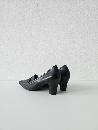 Vintage long toe leather heels