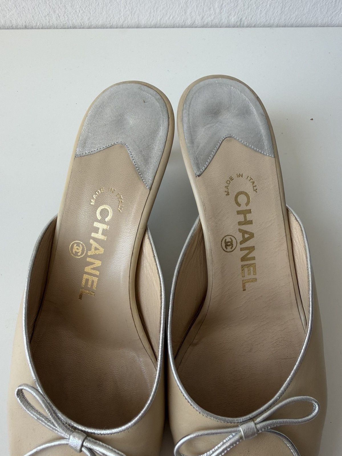 Vintage Chanel pointed toe bow kitten heels
