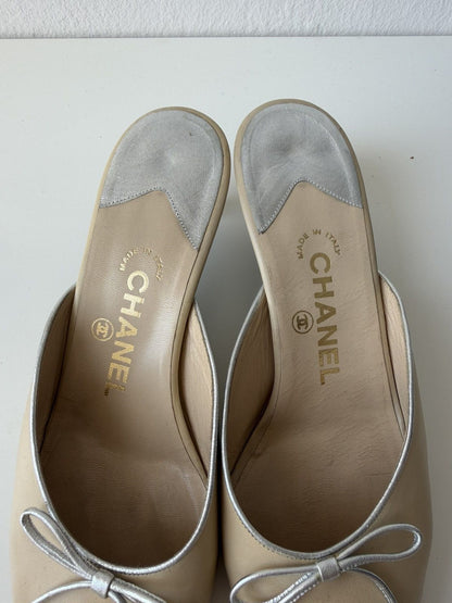 Vintage Chanel pointed toe bow kitten heels