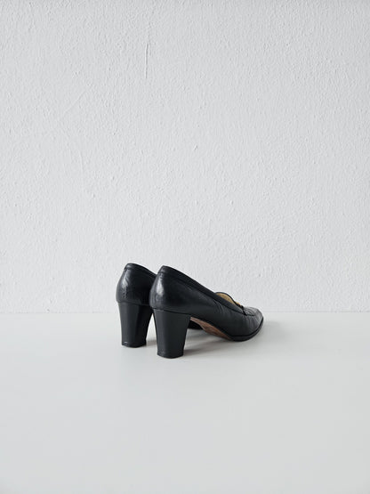 Vintage Gucci almond toe horsebit leather heels