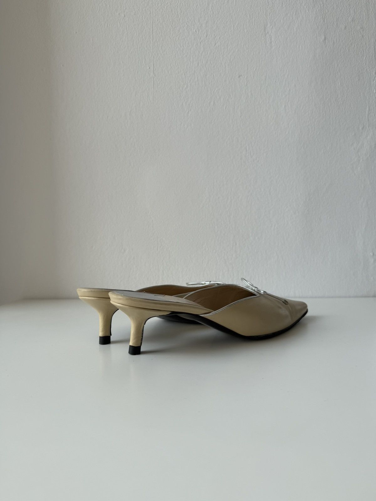 Vintage Chanel pointed toe bow kitten heels