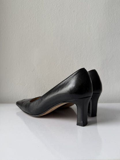 AW2001 Chanel embossed logo long toe leather pumps
