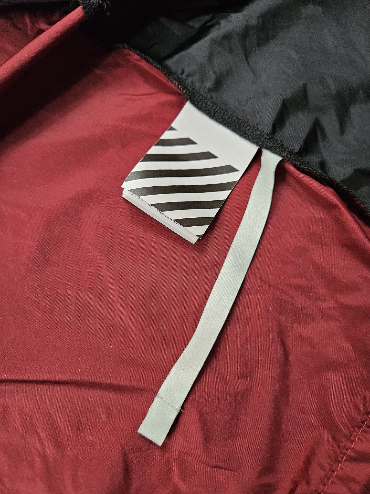 Off-white SS2020 removable sleeve river trail track top