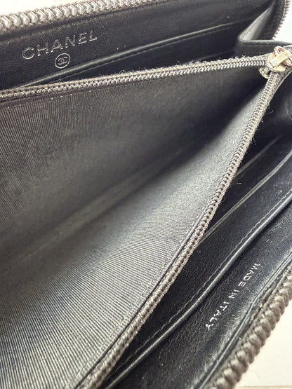 2011-2012 Chanel caviar leather CC logo zip wallet