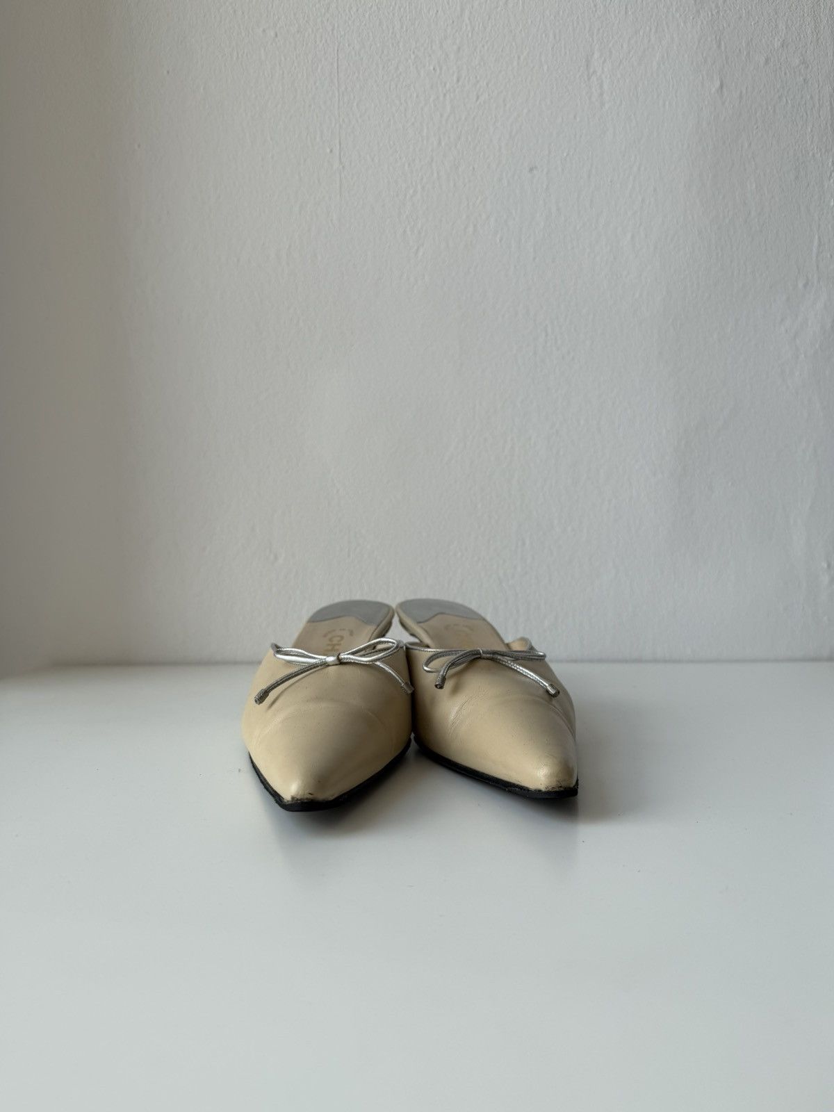 Vintage Chanel pointed toe bow kitten heels