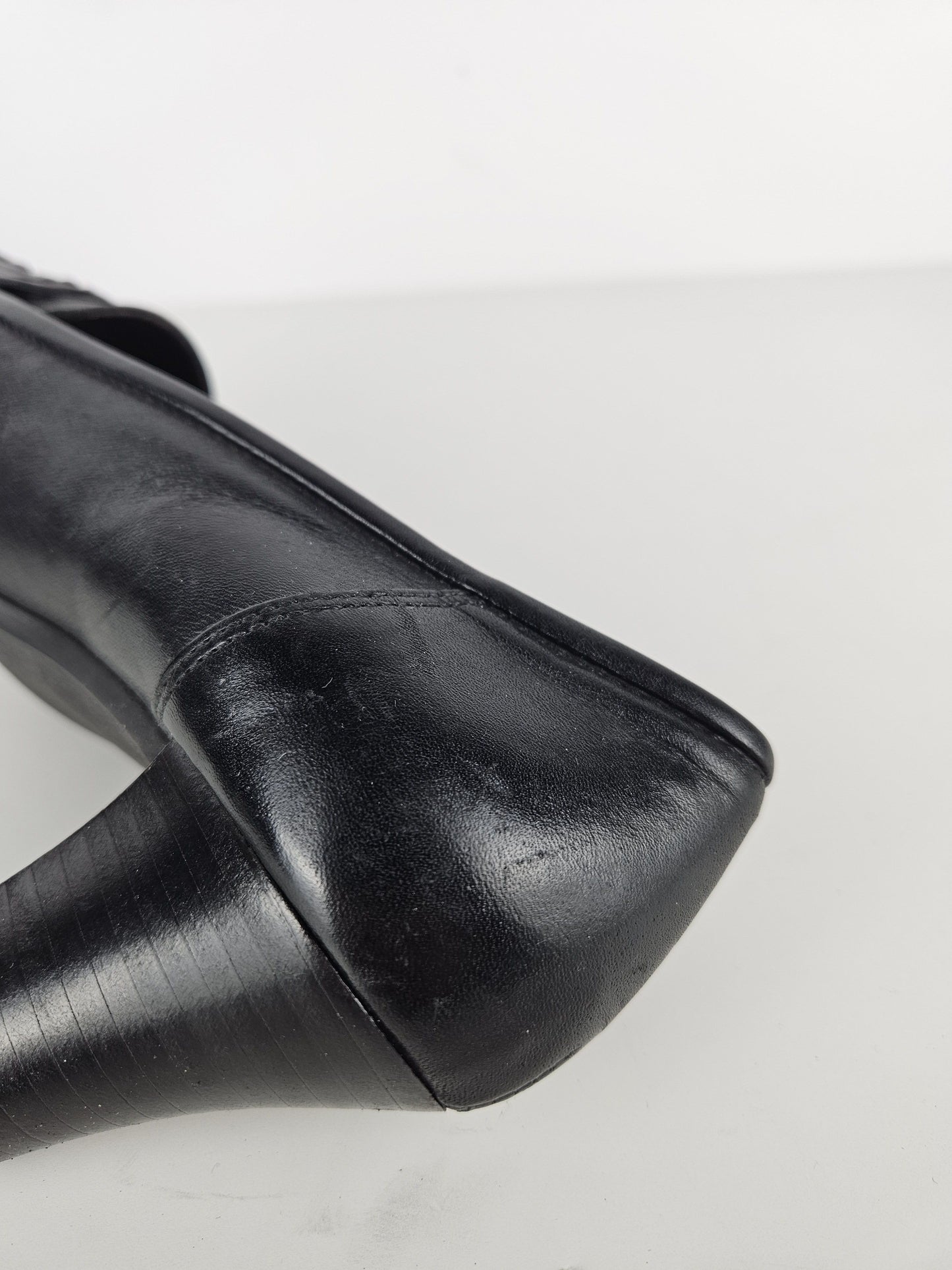 Vintage long toe leather heels