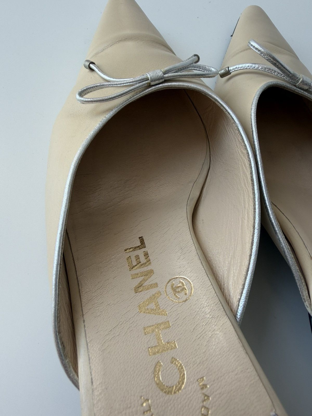 Vintage Chanel pointed toe bow kitten heels