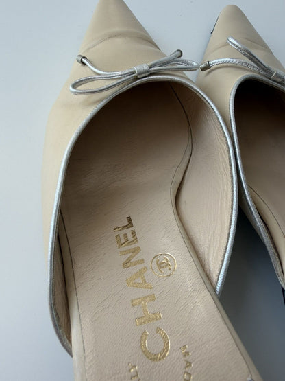 Vintage Chanel pointed toe bow kitten heels